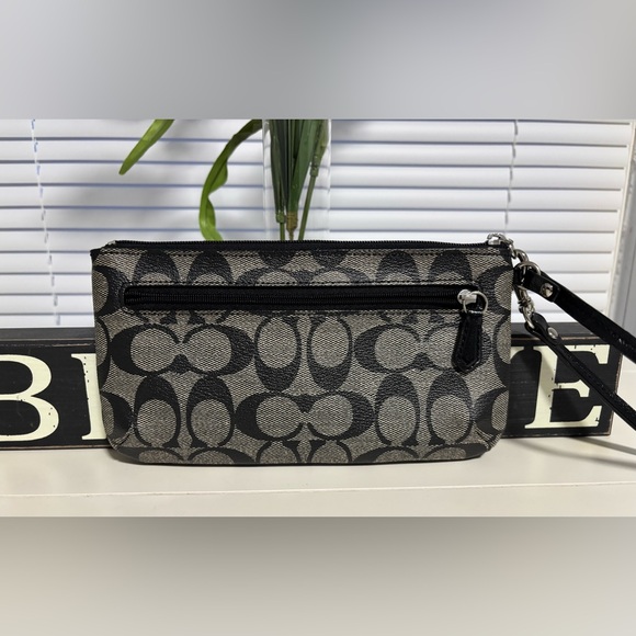 Coach wristlet-Like New - Picture 2 of 8